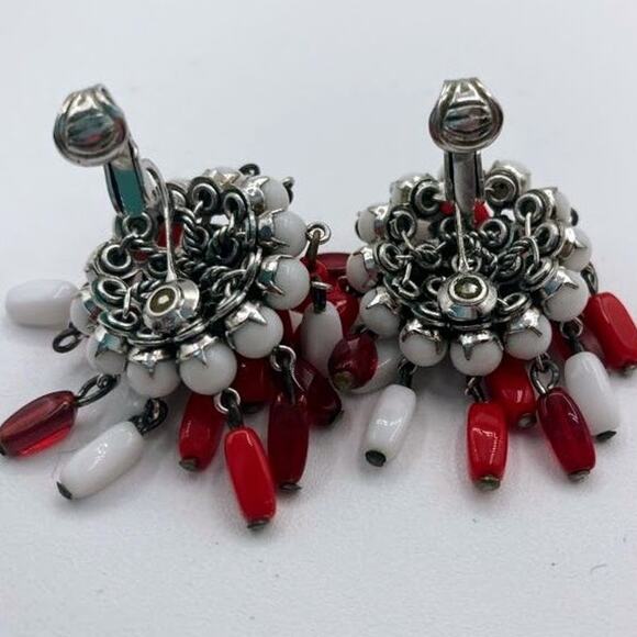 Vogue Vintage Dangle Lucite Beads Red and White Clip On Earrings 1960s 1970s - Picture 5 of 10